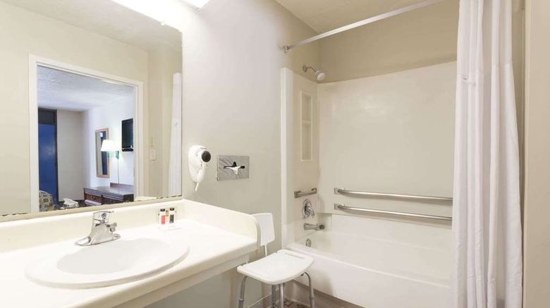 <b>Travelodge Savannah Area/Richmond Hill Room</b>. Images powered by <a href="https://iceportal.shijigroup.com/" title="IcePortal" target="_blank">IcePortal</a>.