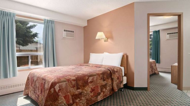 Travelodge Edmonton Airport Suite