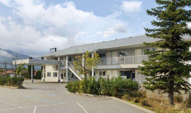 Travelodge Salmon Arm Exterior