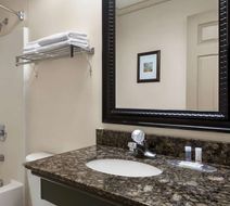 Days Inn & Suites Sault Ste Marie Room