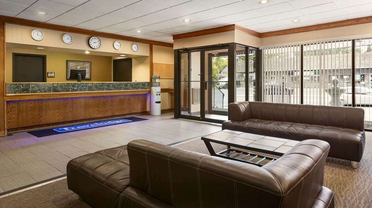 Travelodge Kenora Lobby