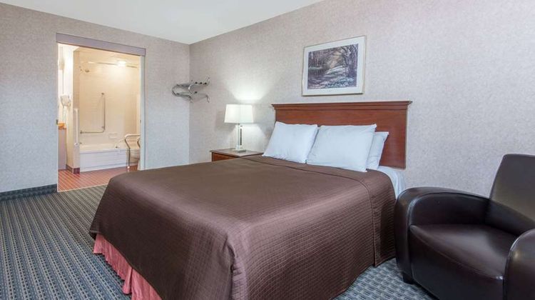Howard Johnson Inn Gravenhurst Room