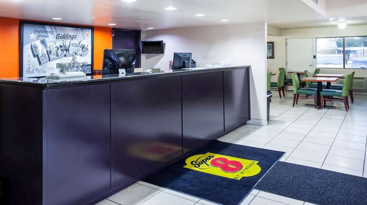 Super 8 by Wyndham Giddings Lobby