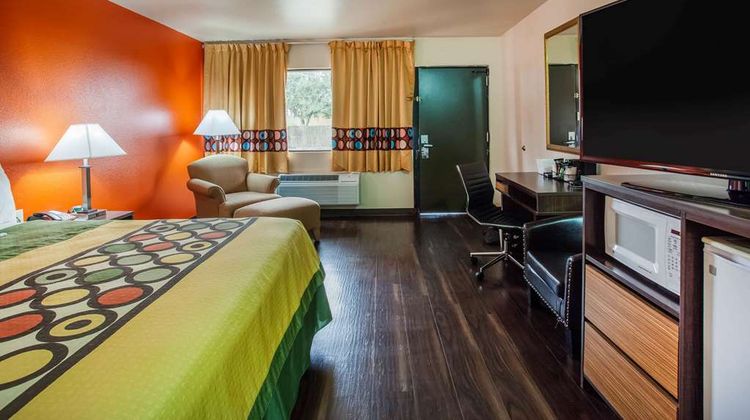 Super 8 by Wyndham Giddings Room