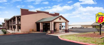 Super 8 by Wyndham Giddings Exterior