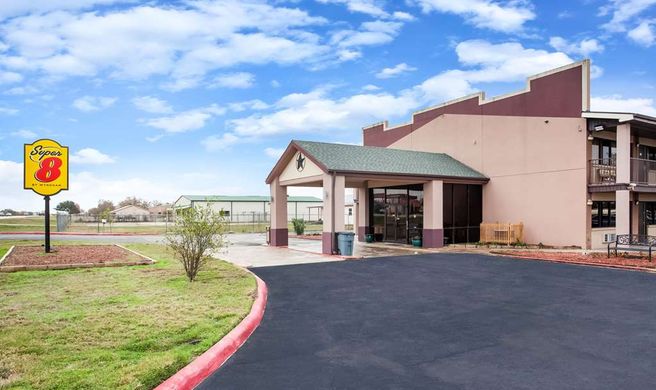 Super 8 by Wyndham Giddings Exterior