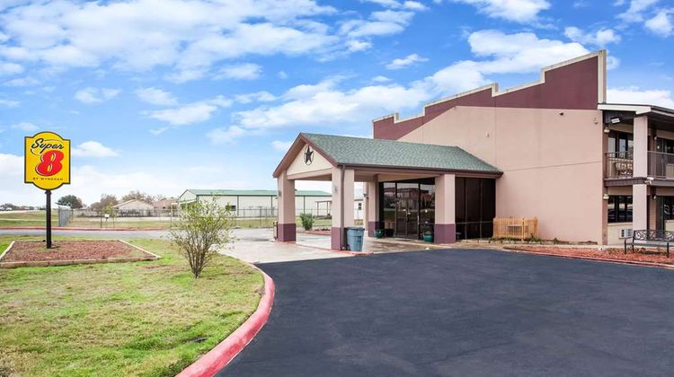 Super 8 by Wyndham Giddings Exterior