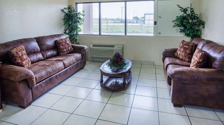 Super 8 by Wyndham Giddings Lobby