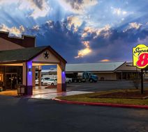 Super 8 by Wyndham Giddings Exterior
