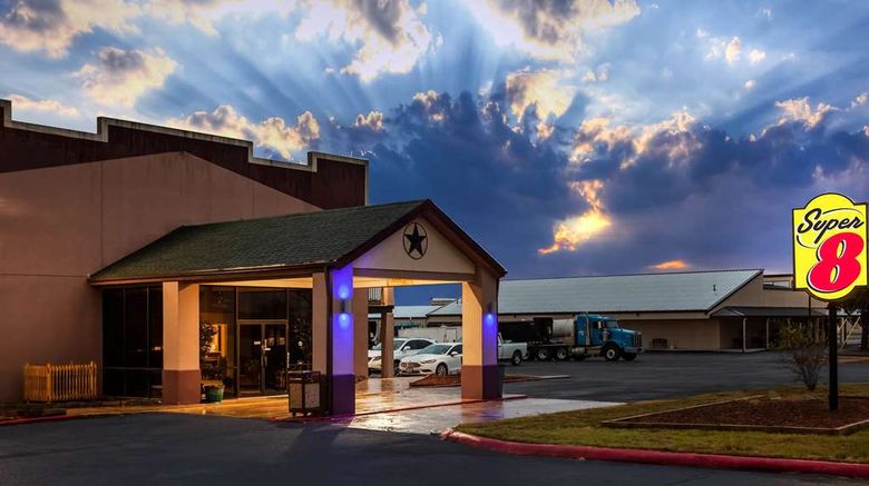 <b>Super 8 by Wyndham Giddings Exterior</b>. Images powered by <a href="https://iceportal.shijigroup.com/" title="IcePortal" target="_blank">IcePortal</a>.