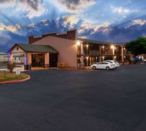 Super 8 by Wyndham Giddings Exterior