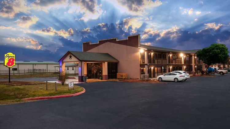 Super 8 by Wyndham Giddings Exterior