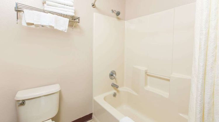 Super 8 Belleville Room