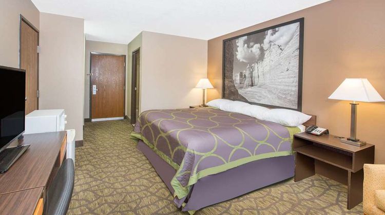 Super 8 Belleville Room