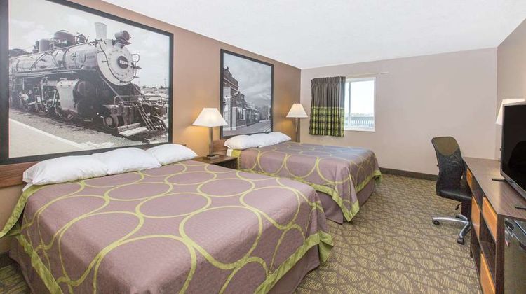 Super 8 Belleville Room