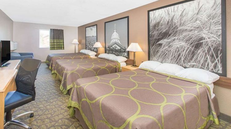 Super 8 Belleville Room