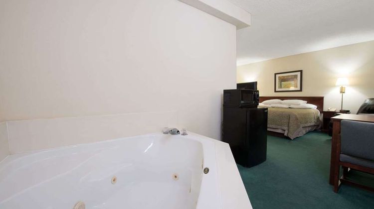 Super 8 Richmond Suite