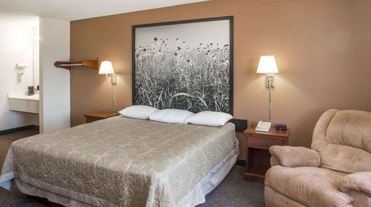Super 8 Richmond Suite