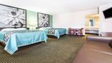 Super 8 Marianna Suite