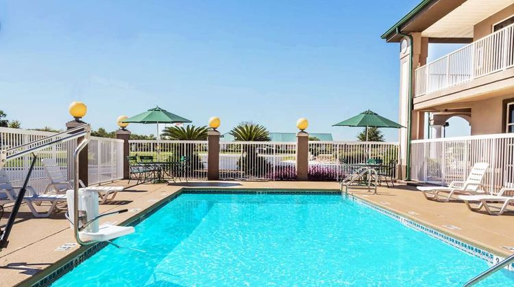 Super 8 Marianna Pool