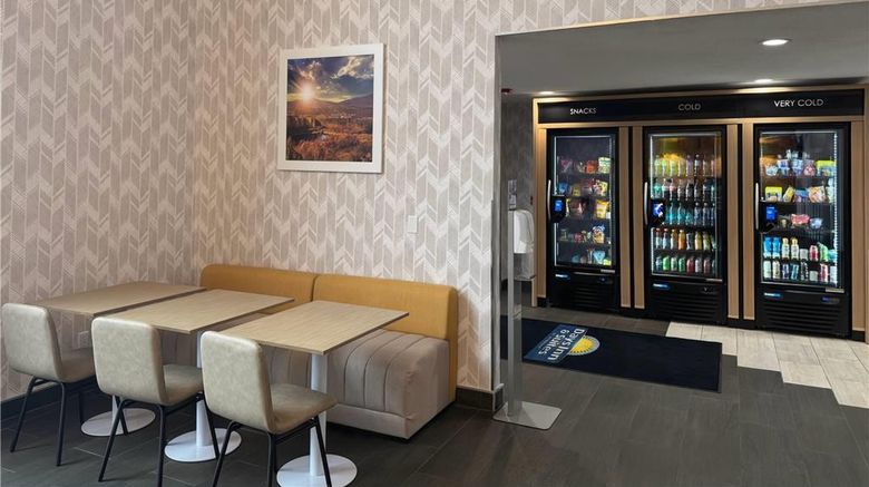 <b>Days Inn & Suites Wausau Lobby</b>. Images powered by <a href="https://iceportal.shijigroup.com/" title="IcePortal" target="_blank">IcePortal</a>.