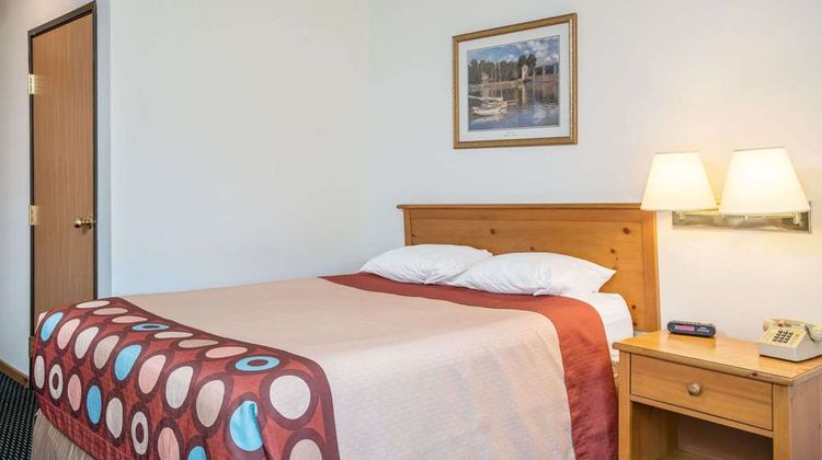 Super 8 Phillips Room