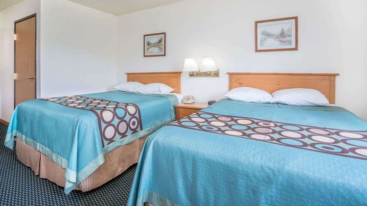 Super 8 Phillips Room