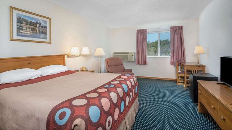 Super 8 Phillips Room