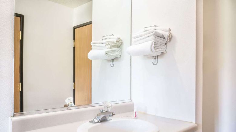<b>Super 8 Phillips Room</b>. Images powered by <a href="https://iceportal.shijigroup.com/" title="IcePortal" target="_blank">IcePortal</a>.