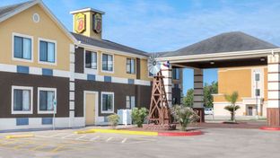 Super 8 Victoria/North/Mall Area