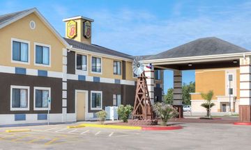 Super 8 Victoria/North/Mall Area