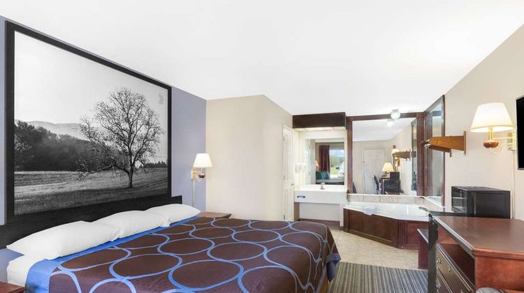 Super 8 Whiteville Suite