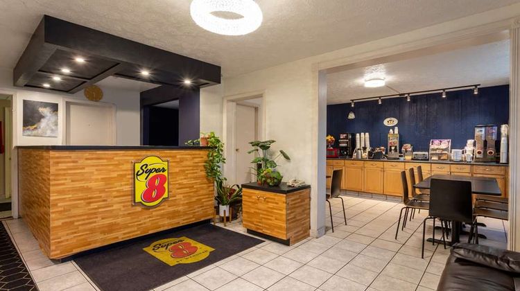Super 8 Wooster Lobby