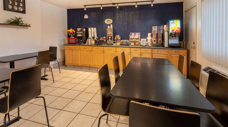 Super 8 Wooster Restaurant
