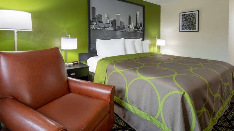 Super 8 Wooster Room