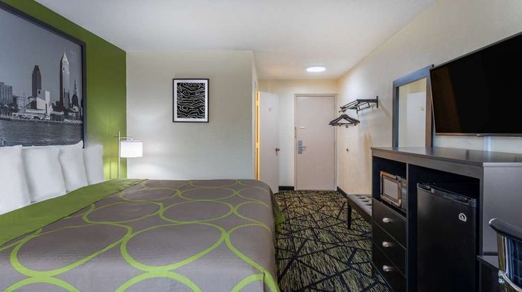 Super 8 Wooster Room