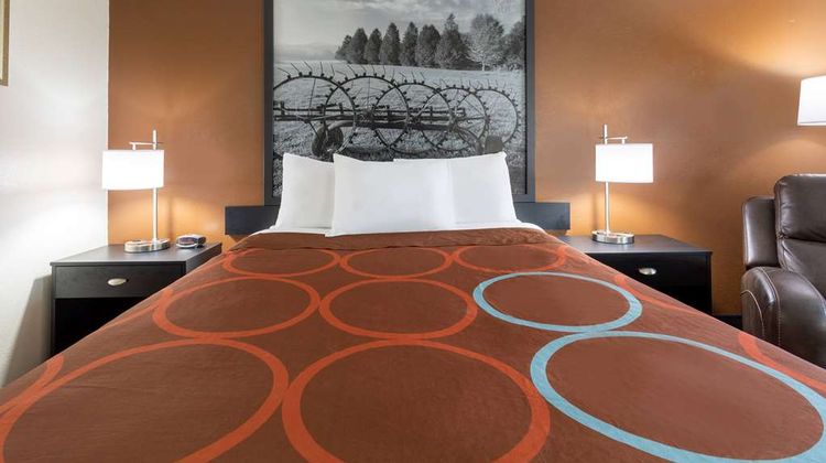Super 8 Wooster Room