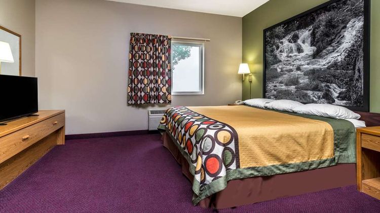 Super 8 Beresford Suite