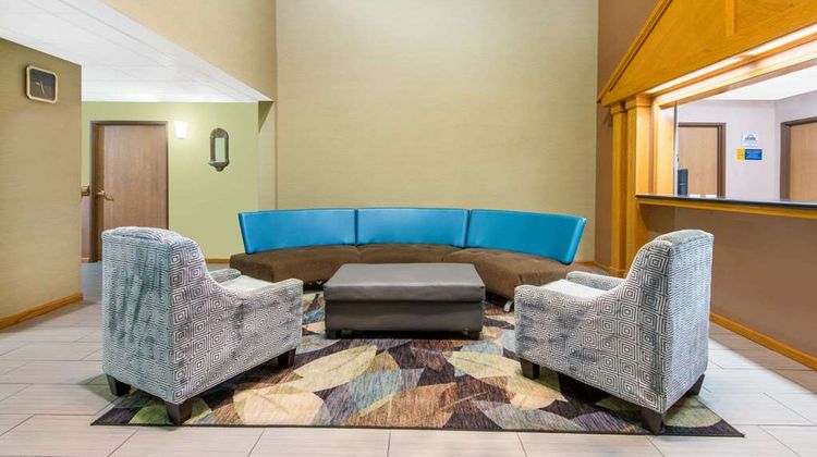 Days Inn & Suites Wichita Lobby
