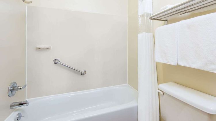 Days Inn & Suites Wichita Room
