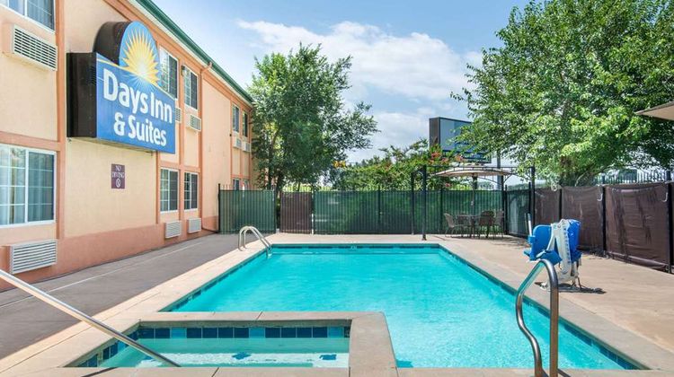 Days Inn & Suites Wichita Pool