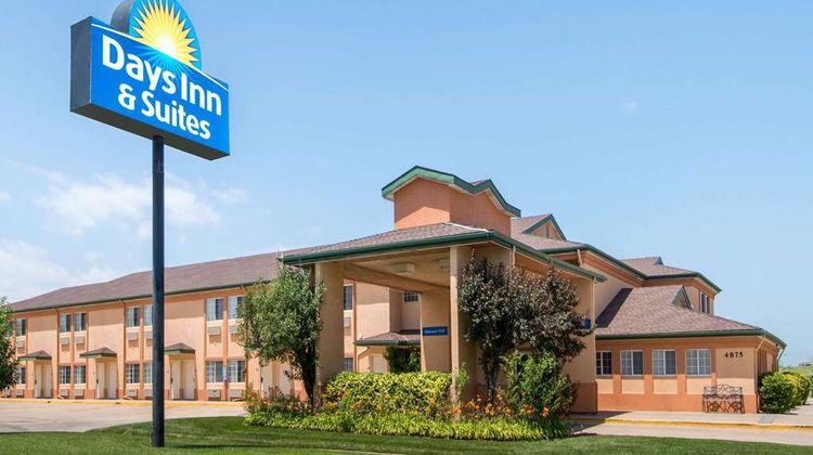 Days Inn & Suites Wichita Exterior
