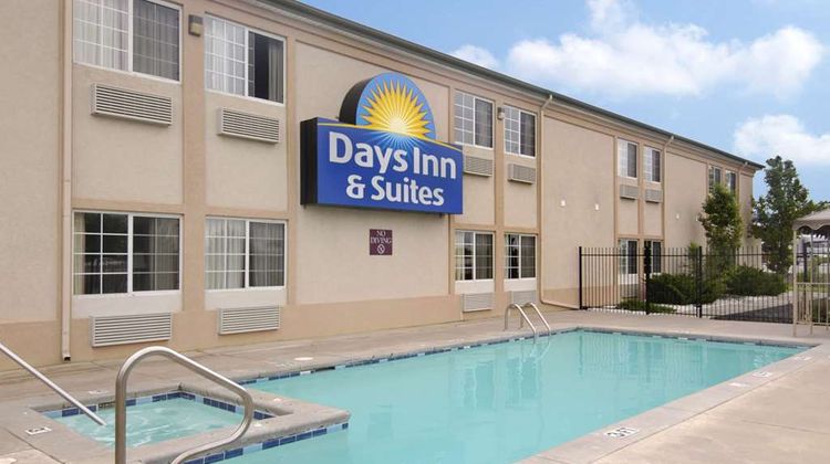 Days Inn & Suites Wichita Pool
