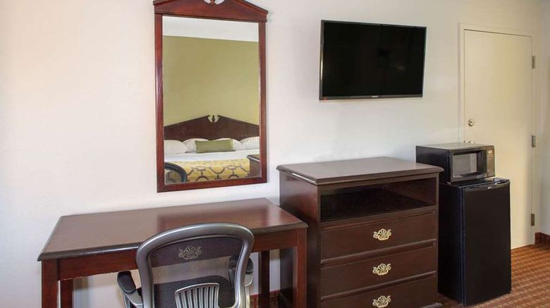 <b>Baymont by Wyndham Tallahassee/Midway Room</b>. Images powered by <a href="https://iceportal.shijigroup.com/" title="IcePortal" target="_blank">IcePortal</a>.