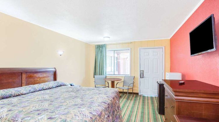 Knights Inn Paris Room