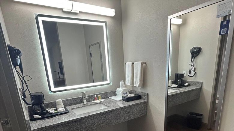 <b>Days Inn Royston Room</b>. Images powered by <a href="https://iceportal.shijigroup.com/" title="IcePortal" target="_blank">IcePortal</a>.