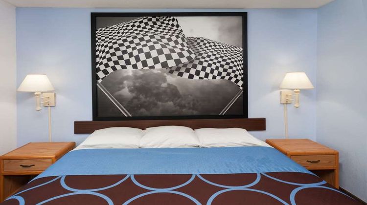 Super 8 Huntington Room