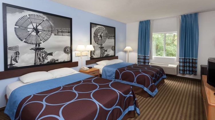 Super 8 Huntington Room