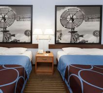 Super 8 Huntington Room