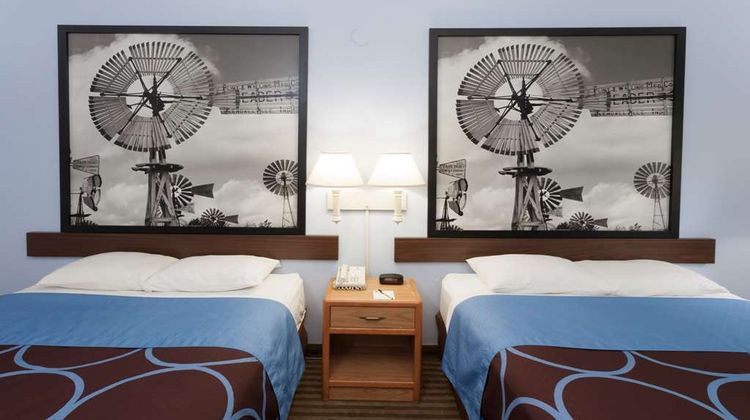 Super 8 Huntington Room